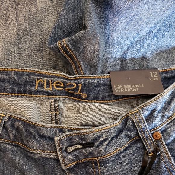 NWT RUE 21 Curvy Straight High Rise Ankle Jeans - Picture 3 of 4